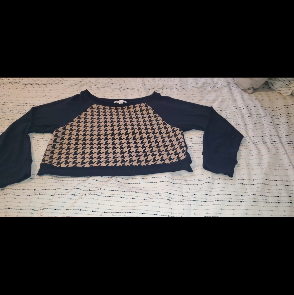 Black/tan crop. Off the shoulders. S